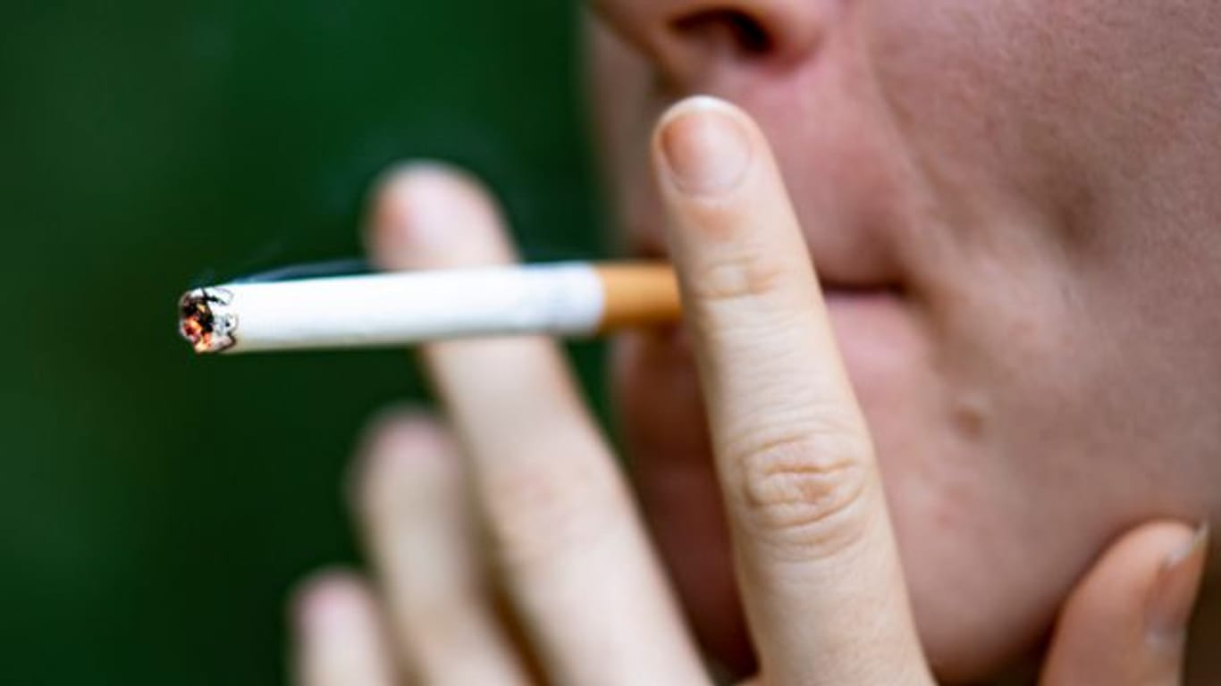 Rauchen: Forschende haben den Zusammenhang von rauchen und einem höheren Risiko für schwere Covid-Verläufe geprüft.