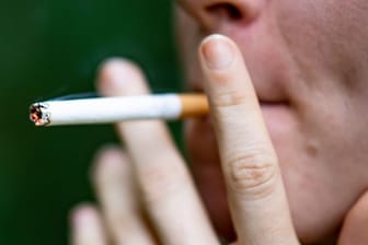 Rauchen: Forschende haben den Zusammenhang von rauchen und einem höheren Risiko für schwere Covid-Verläufe geprüft.
