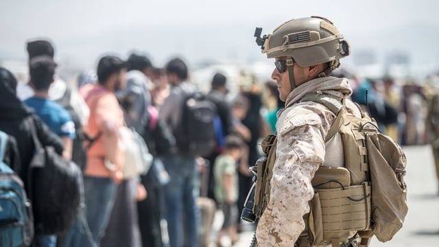 Ein US-Soldat im August während der Evakuierungsaktion am Flughafen von Kabul. Ein US-Soldat im August während der Evakuierungsaktion am Flughafen von Kabul.