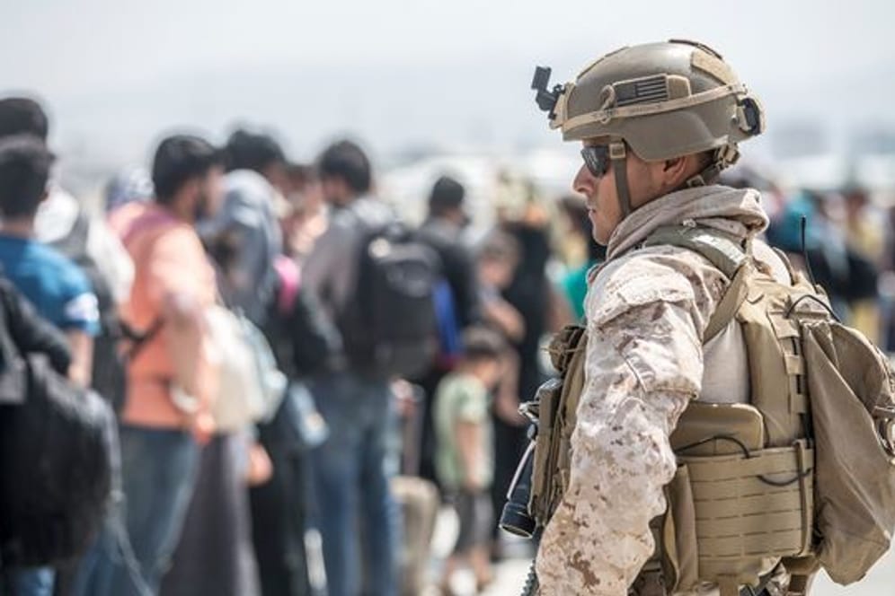 Ein US-Soldat im August während der Evakuierungsaktion am Flughafen von Kabul.