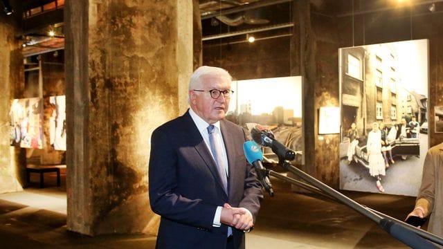 Bundespräsident Steinmeier bei einem Rundgang durch die Ausstellung "Wir sind von hier. Bundespräsident Steinmeier bei einem Rundgang durch die Ausstellung "Wir sind von hier.