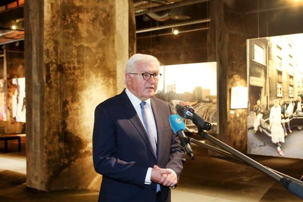 Bundespräsident Steinmeier bei einem Rundgang durch die Ausstellung "Wir sind von hier.
