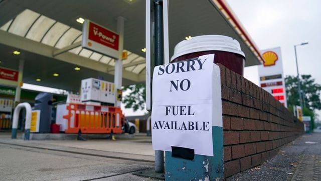 Ein Zettel mit der Aufschrift "Entschuldigung, kein Benzin verfügbar" an einer Tankstelle im englischen Bracknell. Ein Zettel mit der Aufschrift "Entschuldigung, kein Benzin verfügbar" an einer Tankstelle im englischen Bracknell.