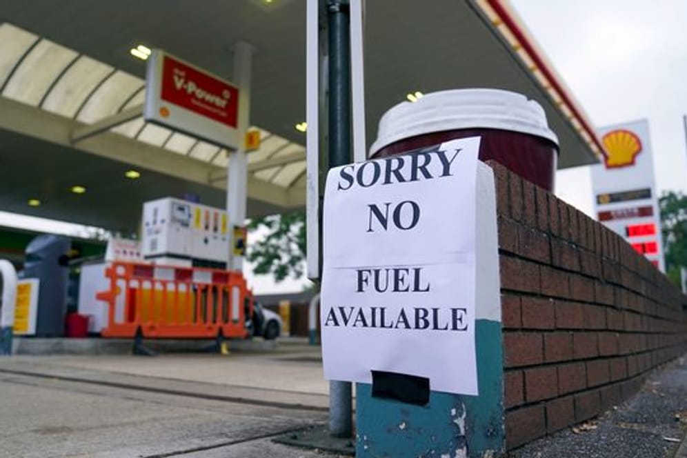 Ein Zettel mit der Aufschrift "Entschuldigung, kein Benzin verfügbar" an einer Tankstelle im englischen Bracknell.
