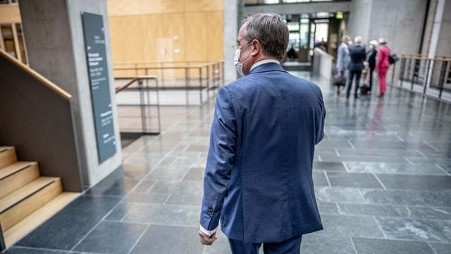 Armin Laschet verlässt die Sitzung der Landesgruppe NRW der CDU im neugewählten Bundestag.
