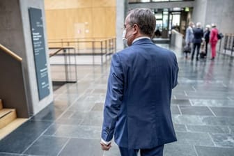 Armin Laschet verlässt die Sitzung der Landesgruppe NRW der CDU im neugewählten Bundestag.