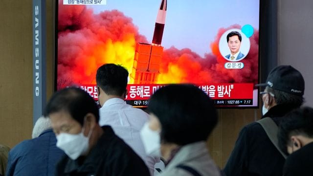 Menschen im im Seouler Bahnhof sehen während einer Nachrichtensendung ein Fernsehbild des nordkoreanischen Raketenstarts.