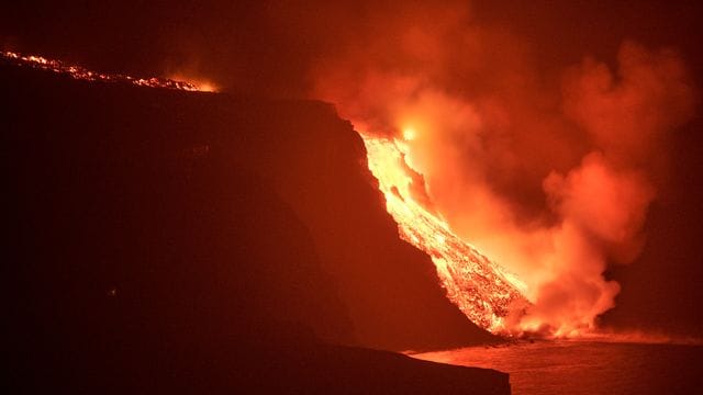 Lava aus dem Vulkan auf der Kanarischen Insel La Palma erreicht das Meer. Lava aus dem Vulkan auf der Kanarischen Insel La Palma erreicht das Meer.