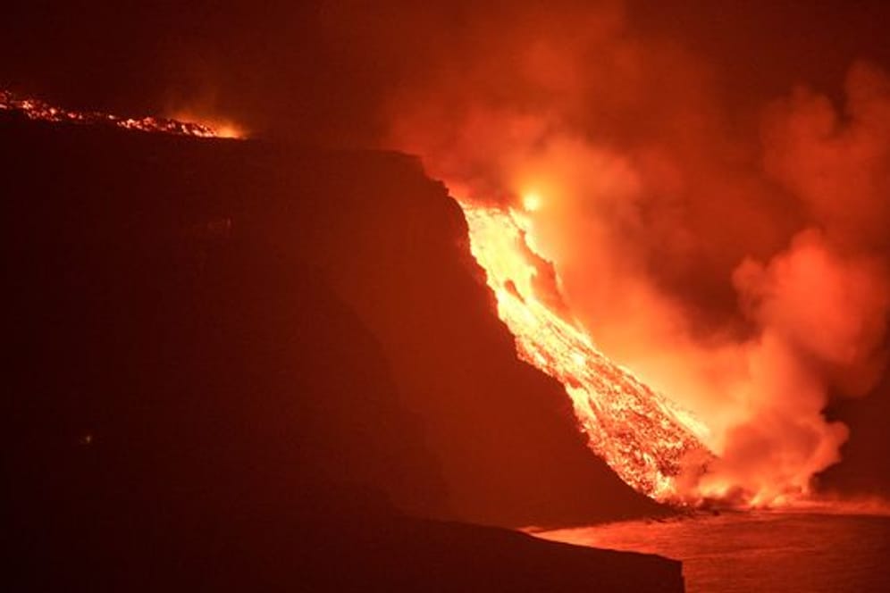Lava aus dem Vulkan auf der Kanarischen Insel La Palma erreicht das Meer.