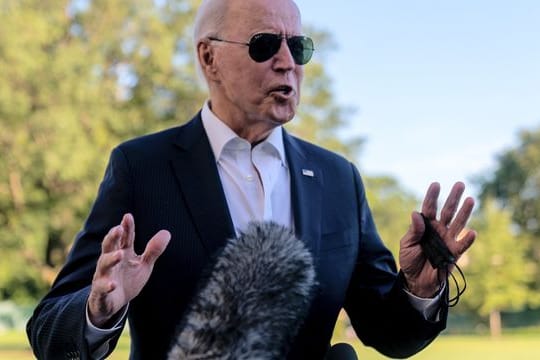 Joe Biden, Präsident der USA, hält an, um mit Medienvertretern zu sprechen.