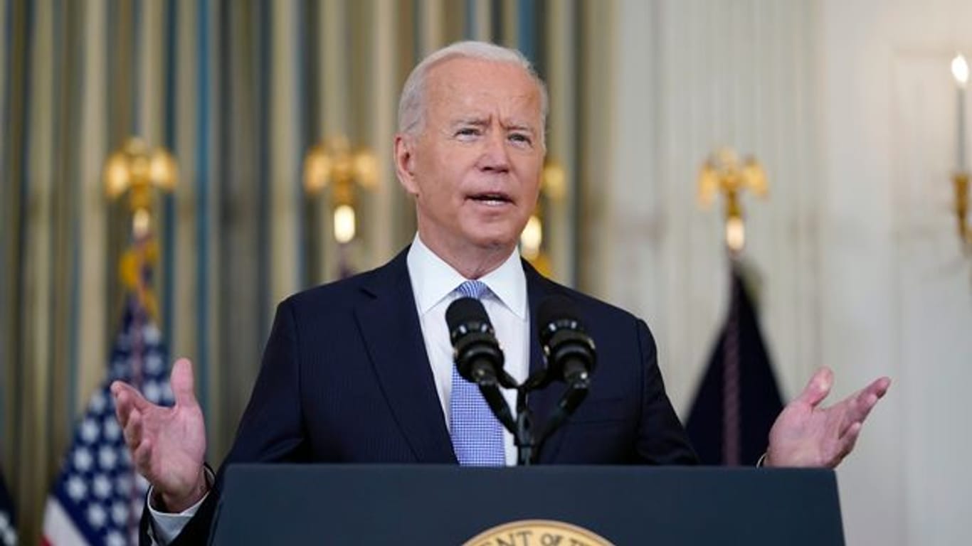 Joe Biden, Präsident der USA, spricht im State Dining Room des Weißen Hauses in Washington.