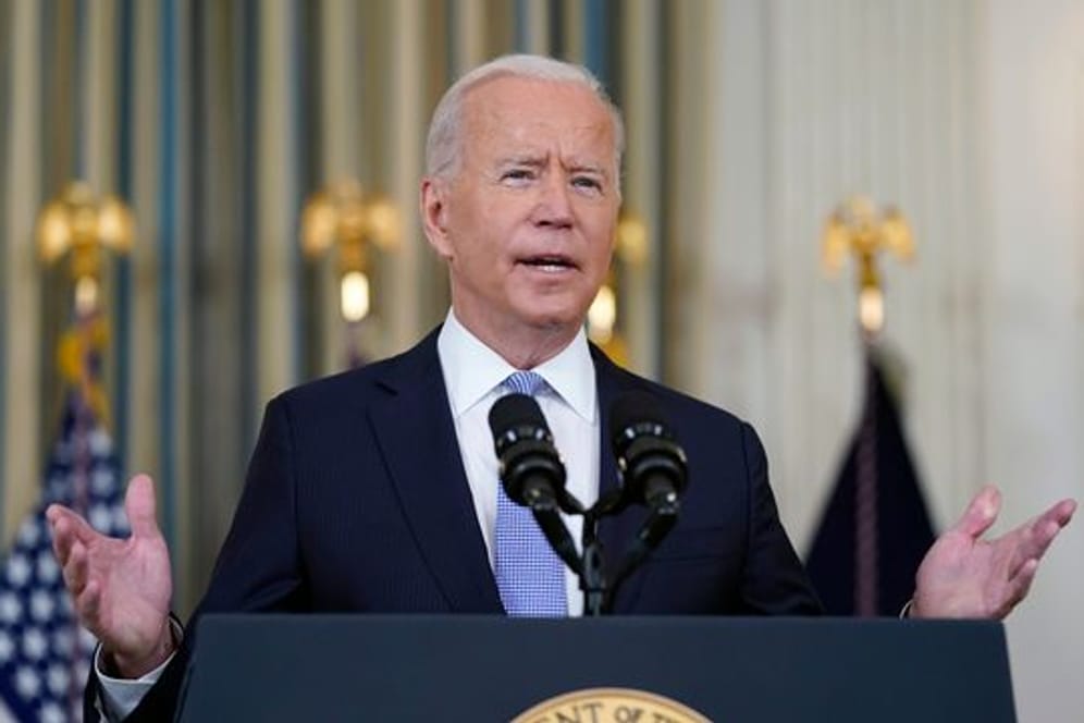 Joe Biden, Präsident der USA, spricht im State Dining Room des Weißen Hauses in Washington.