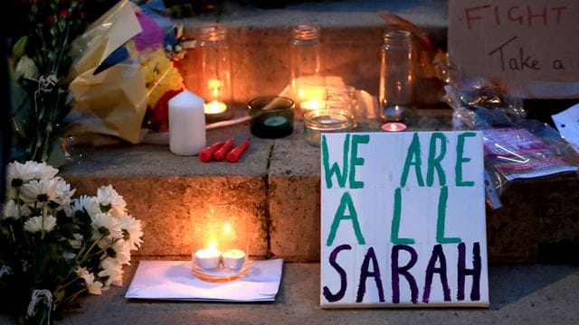 Kerzen und die Botschaft "We are all Sarah" wurden bei einer Mahnwache für die getötete Sarah Everard aufgestellt (Archivbild).