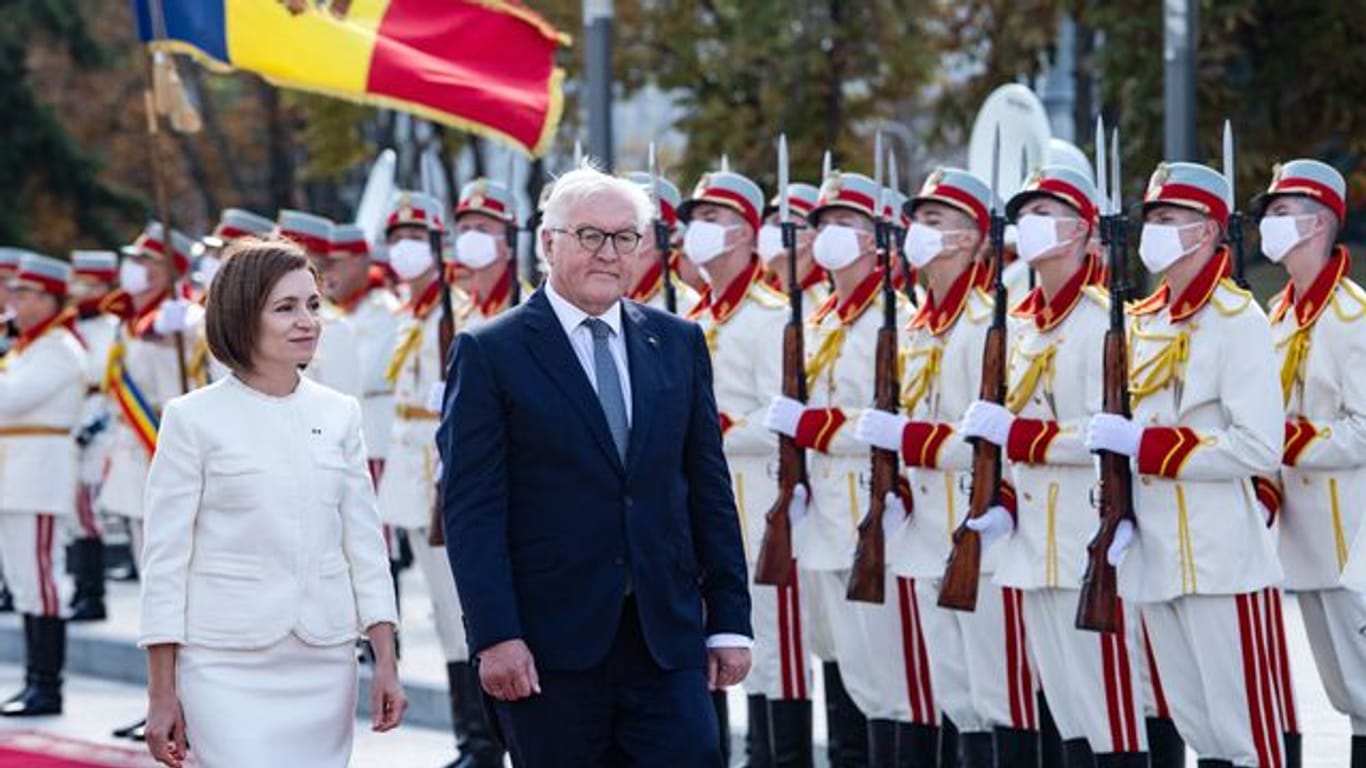 Bundespräsident Frank-Walter Steinmeier wird von Moldaus Präsdentin Maia Sandu in Chisinau mit militärischen Ehren begrüßt.