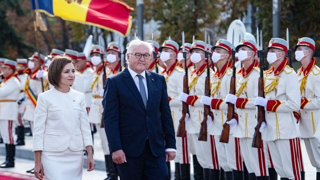 Bundespräsident Frank-Walter Steinmeier wird von Moldaus Präsdentin Maia Sandu in Chisinau mit militärischen Ehren begrüßt.