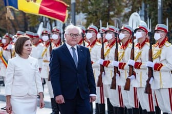 Bundespräsident Frank-Walter Steinmeier wird von Moldaus Präsdentin Maia Sandu in Chisinau mit militärischen Ehren begrüßt.
