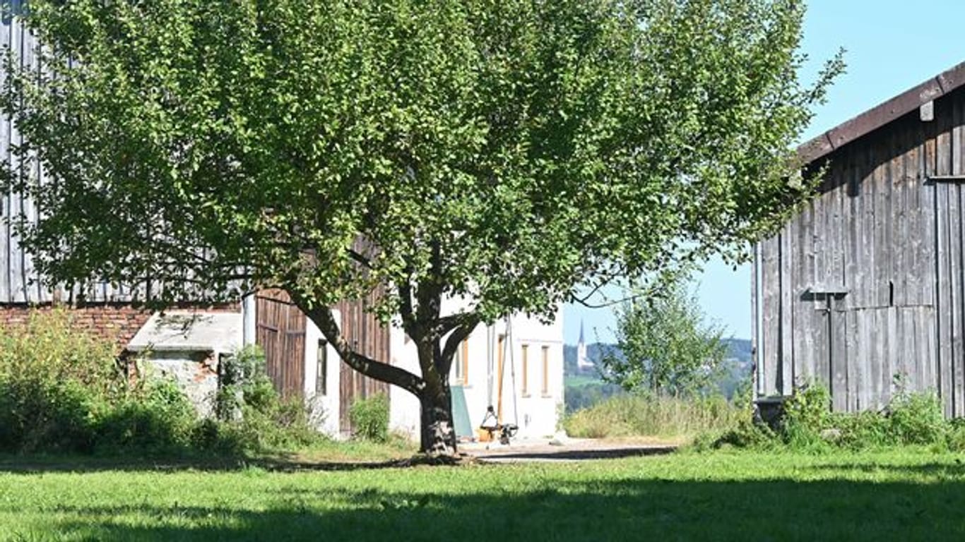 Hof in der Gemeinde Schechen, auf dem nach Angaben der Behörden eine nicht genehmigte Schule untergebracht war.