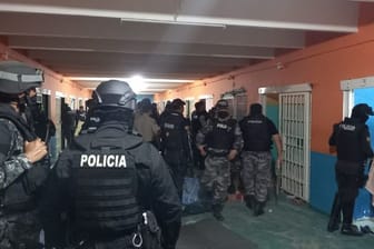 Bei gewalttätigen Auseinandersetzungen zwischen verfeindeten Banden sind in dem Gefängnis in Ecuador zahlreiche Häftlinge ums Leben gekommen.