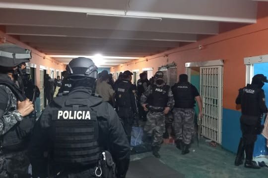 Bei gewalttätigen Auseinandersetzungen zwischen verfeindeten Banden sind in dem Gefängnis in Ecuador zahlreiche Häftlinge ums Leben gekommen.