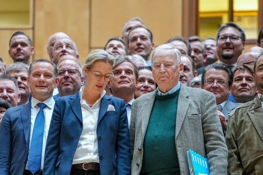 Der AfD-Bundesvorsitzende Tino Chrupalla (l) und die AfD-Fraktionsvorsitzenden Alice Weidel sowie Alexander Gauland (vorne) stehen mit weiteren Fraktionsmitgliedern zusammen.