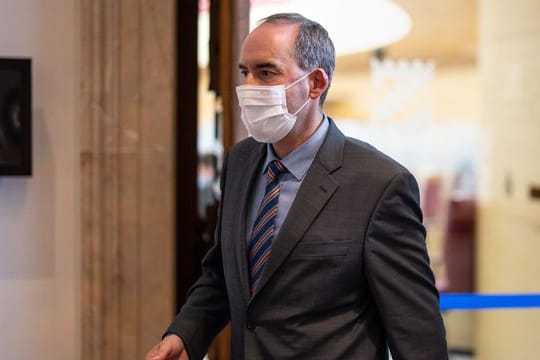 Hubert Aiwanger, Wirtschaftsminister und Landesvorsitzender der Freien Wähler in Bayern, verlässt den Plenarsaal im bayerischen Landtag.