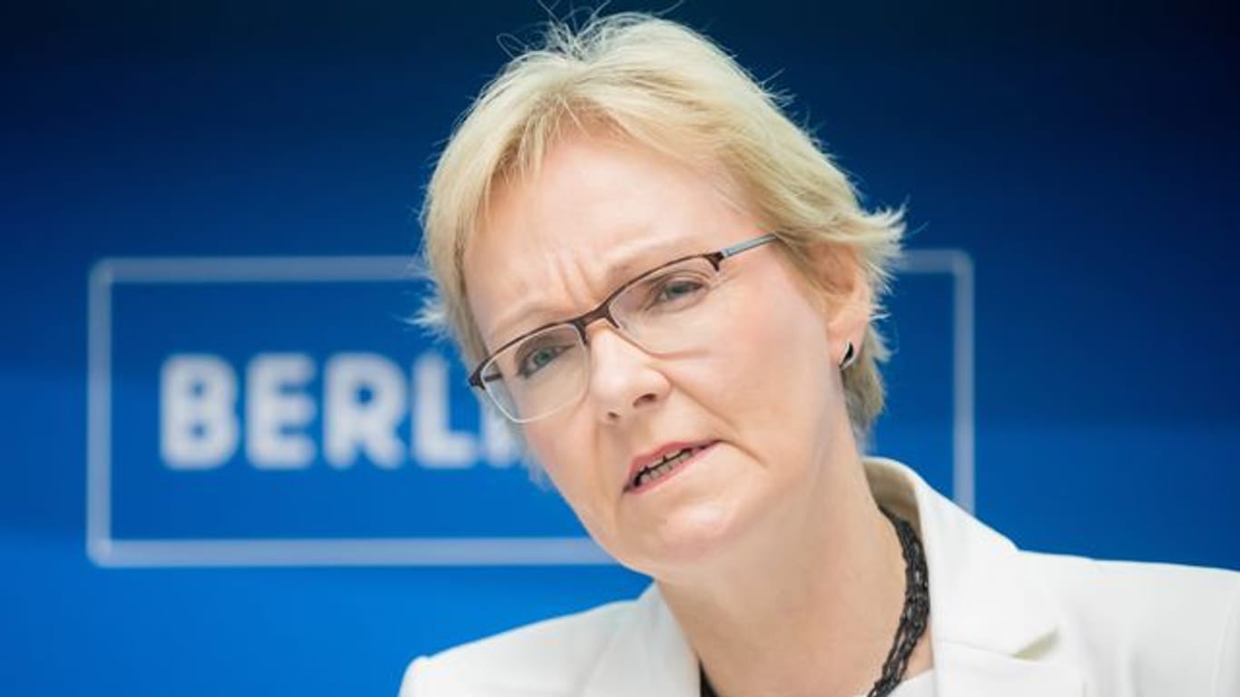Petra Michaelis, bisherige Berliner Landeswahlleiterin, stellt nach zahlreichen Pannen bei der Wahl am vergangenen Sonntag ihr Amt zur Verfügung.