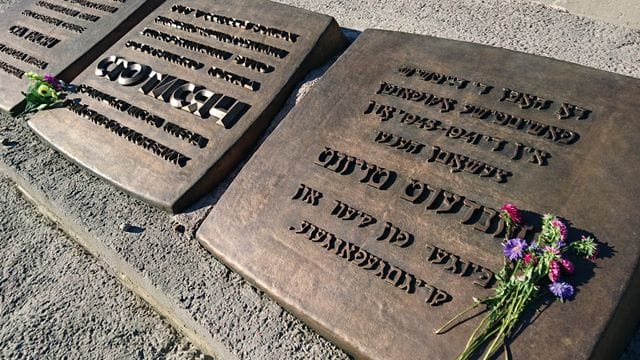 Blumen liegen vor einem Denkmal für die während der deutschen Besatzungszeit 1941-1943 in Babyn Jar ("Weiberschlucht") erschossenen Bürger der Stadt Kiew und Kriegsgefangenen. Blumen liegen vor einem Denkmal für die während der deutschen Besatzungszeit 1941-1943 in Babyn Jar ("Weiberschlucht") erschossenen Bürger der Stadt Kiew und Kriegsgefangenen.