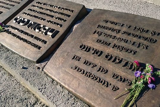 Blumen liegen vor einem Denkmal für die während der deutschen Besatzungszeit 1941-1943 in Babyn Jar ("Weiberschlucht") erschossenen Bürger der Stadt Kiew und Kriegsgefangenen.