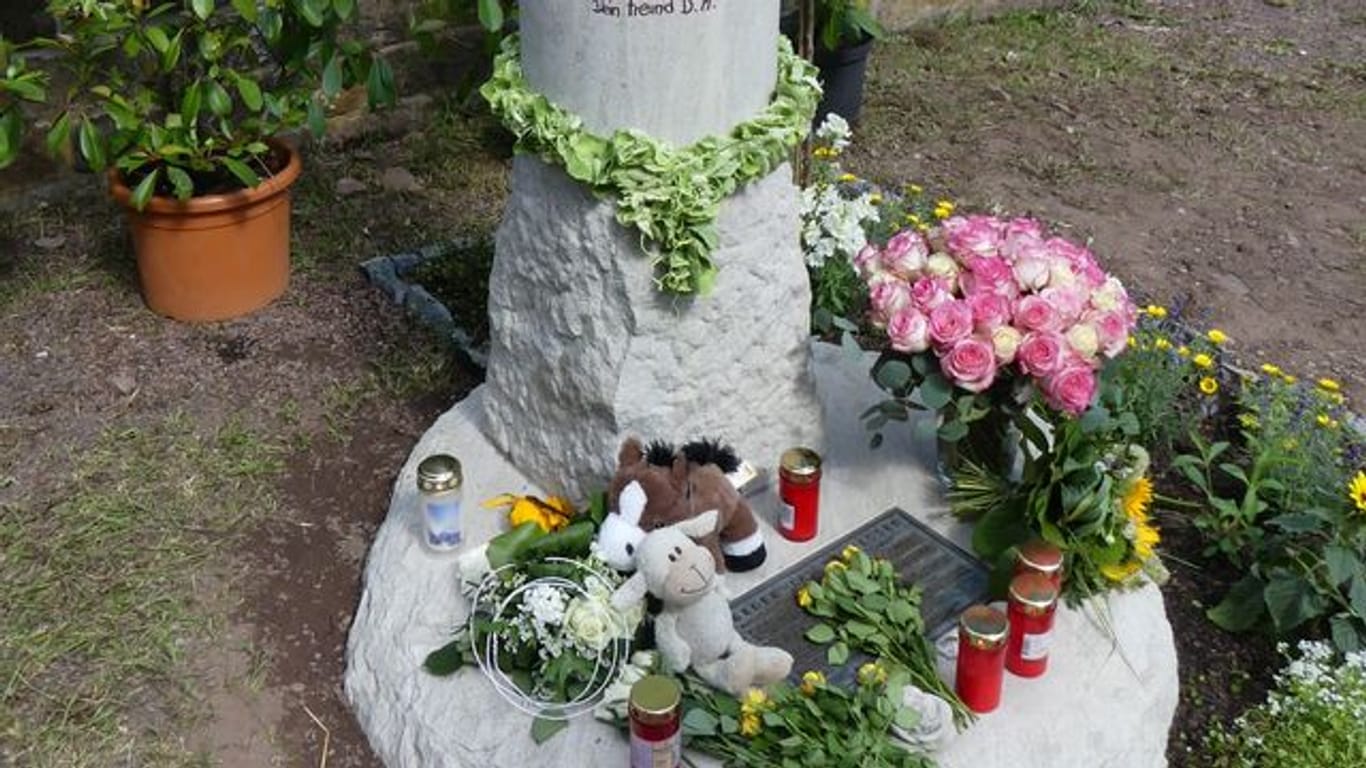 Eine Gedenkstele am Eingang des Friedhofs der katholischen Kirchengemeinde in Schwalbach erinnert an das ungeklärte Schicksal von Pascal.