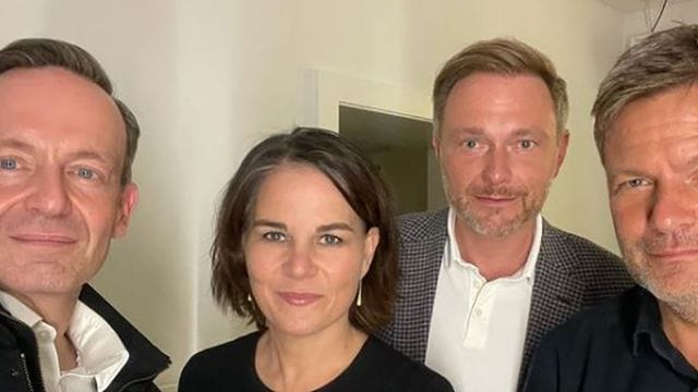 FDP-Generalsekretär Volker Wissing, Annalena Baerbock, Bundesvorsitzende von Bündnis 90/Die Grünen, der FDP-Vorsitzende Christian Lindner und Robert Habeck, Co-Bundesvorsitzender von Bündnis 90/Die Grünen (von links nach rechts).