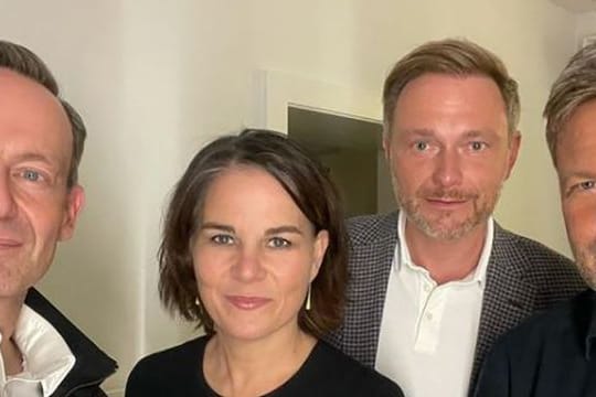 FDP-Generalsekretär Volker Wissing, Annalena Baerbock, Bundesvorsitzende von Bündnis 90/Die Grünen, der FDP-Vorsitzende Christian Lindner und Robert Habeck, Co-Bundesvorsitzender von Bündnis 90/Die Grünen (von links nach rechts).