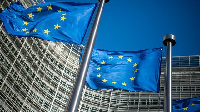 Flaggen der Europäischen Union wehen im Wind vor dem Berlaymont-Gebäude, dem Sitz der Europäischen Kommission.