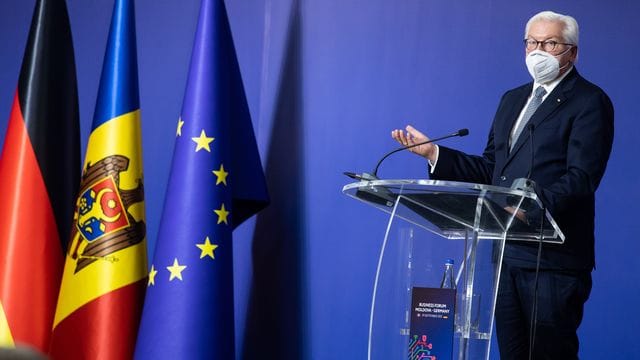 Bundespräsident Frank-Walter Steinmeier spricht im Palast der Republik zur Eröffnung der moldauisch-deutschen Wirtschaftskonferenz.