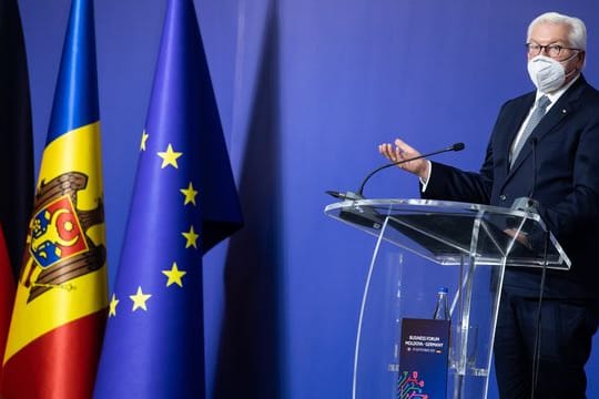 Bundespräsident Frank-Walter Steinmeier spricht im Palast der Republik zur Eröffnung der moldauisch-deutschen Wirtschaftskonferenz.