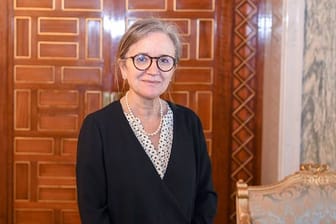 Nejla Bouden, Premierministerin von Tunesien, posiert für ein Foto.