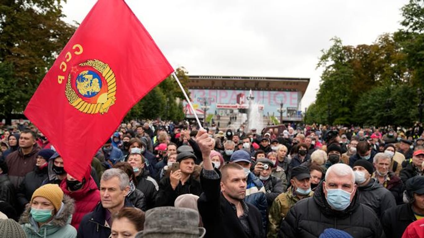 Demonstrierende versammeln sich während eines Protests gegen die Ergebnisse der Parlamentswahlen in Russland.