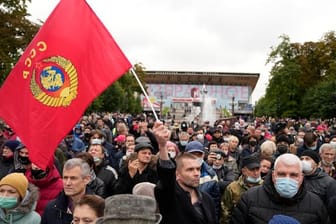 Demonstrierende versammeln sich während eines Protests gegen die Ergebnisse der Parlamentswahlen in Russland.