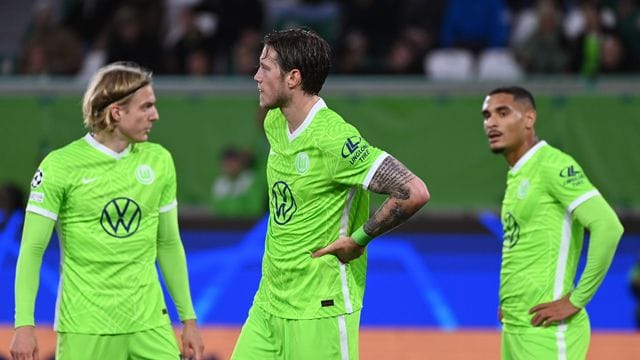 Mit dem 1:1 gegen den FC Sevilla nicht zufrieden: Wolfsburgs Sebastian Bornauw (l-r), Wout Weghorst und Maxence Lacroix.