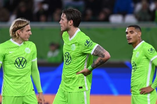 Mit dem 1:1 gegen den FC Sevilla nicht zufrieden: Wolfsburgs Sebastian Bornauw (l-r), Wout Weghorst und Maxence Lacroix.