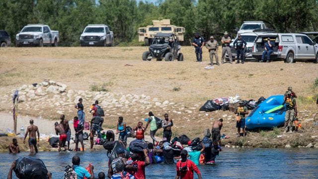 Migranten, die meisten aus Haiti, überqueren den Rio Grande von Ciudad Acuña, Mexiko, in Richtung Del Rio, Texas. Migranten, die meisten aus Haiti, überqueren den Rio Grande von Ciudad Acuña, Mexiko, in Richtung Del Rio, Texas.