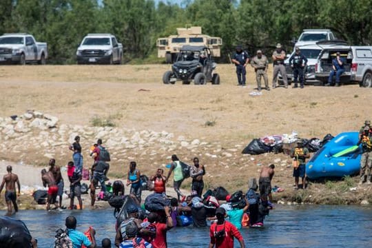 Migranten, die meisten aus Haiti, überqueren den Rio Grande von Ciudad Acuña, Mexiko, in Richtung Del Rio, Texas.