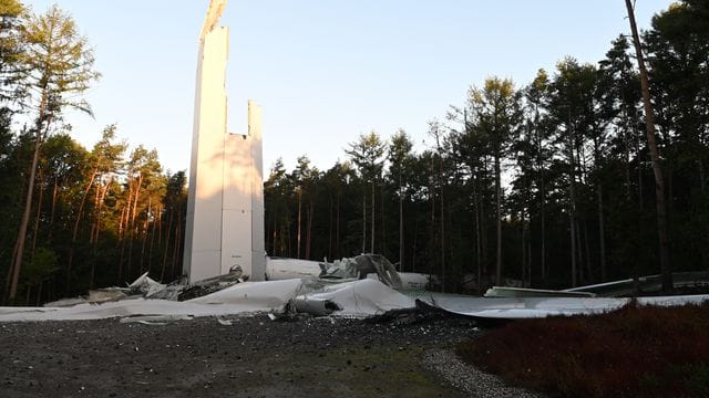 Abgebrochen: Vom Windrad blieb nur ein etwa 40 Meter hoher Stumpf aus Betonteilen.