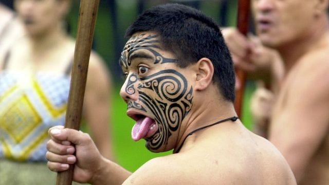 Ein Maori vom Stamm der Te Atiawa begrüßt einen hohen Gast mit der traditionellen Empfangsgeste Whakawaha. Ein Maori vom Stamm der Te Atiawa begrüßt einen hohen Gast mit der traditionellen Empfangsgeste Whakawaha.