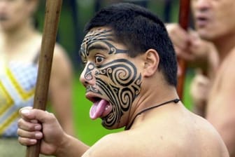 Ein Maori vom Stamm der Te Atiawa begrüßt einen hohen Gast mit der traditionellen Empfangsgeste Whakawaha.