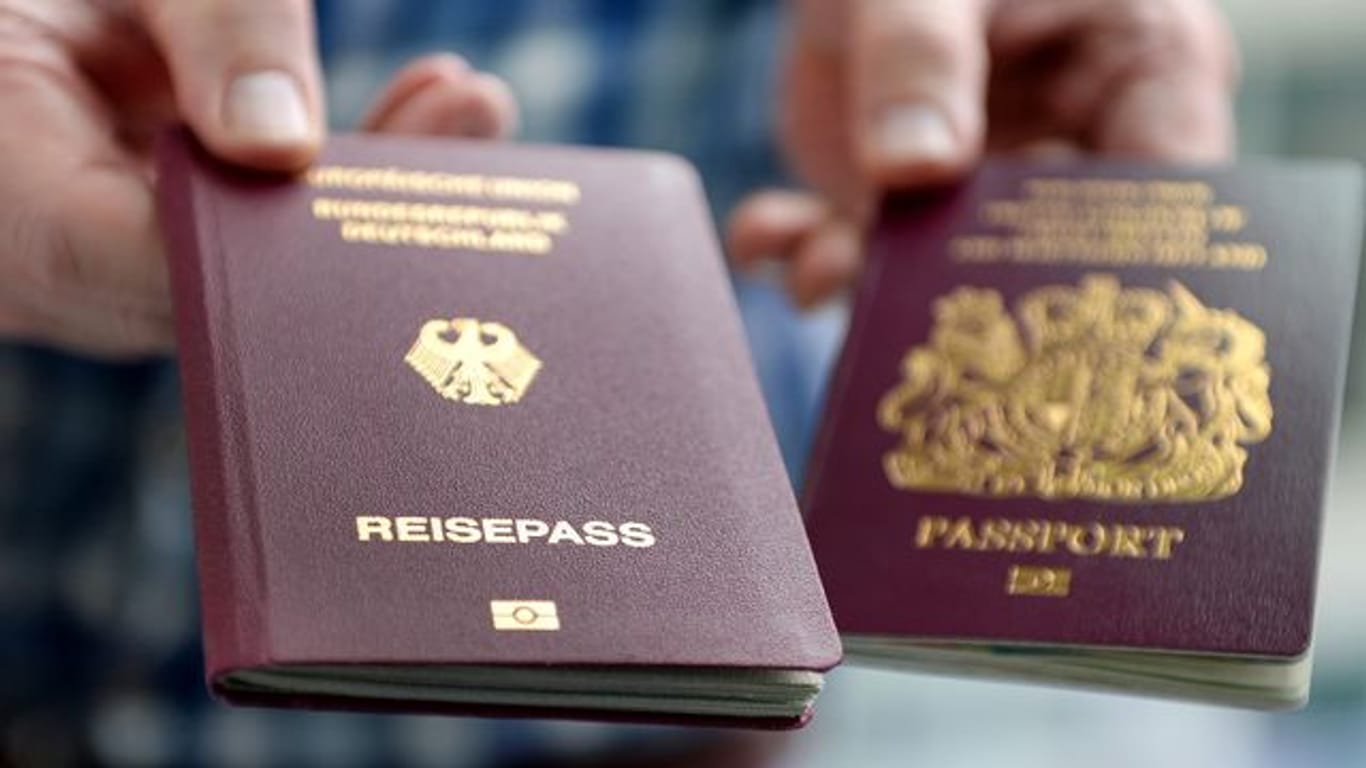 Ein britischer und ein deutscher Reisepass: Bis auf wenige Ausnahmen reicht ein Personalausweis nicht mehr aus, um nach Großbritannien zu kommen.