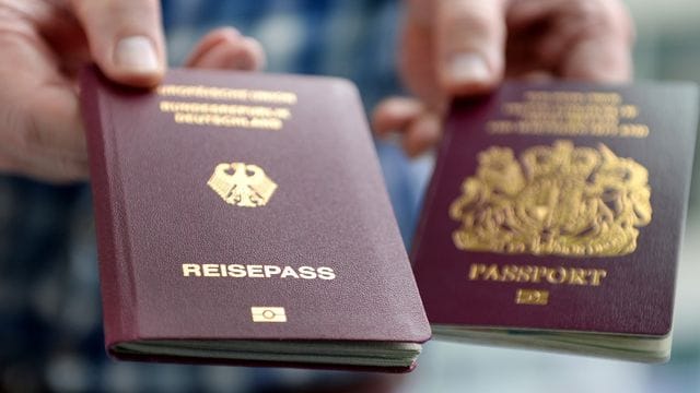 Ein britischer und ein deutscher Reisepass: Bis auf wenige Ausnahmen reicht ein Personalausweis nicht mehr aus, um nach Großbritannien zu kommen.