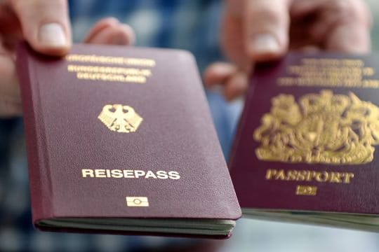 Ein britischer und ein deutscher Reisepass: Bis auf wenige Ausnahmen reicht ein Personalausweis nicht mehr aus, um nach Großbritannien zu kommen.