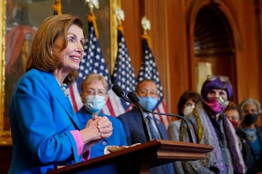 Die Sprecherin des Repräsentantenhauses, Nancy Pelosi, spricht in Washington.