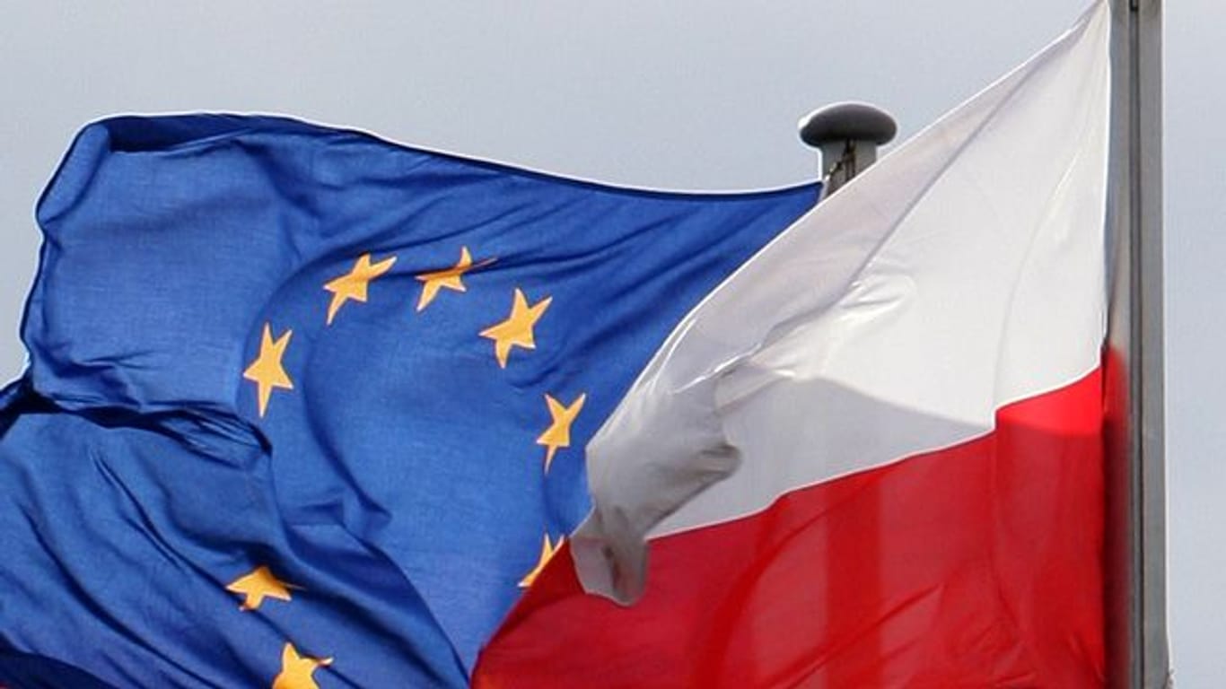 Die Flaggen der Europäischen Union und von Polen wehen am deutsch-polnischen Grenzübergang in Frankfurt (Oder).