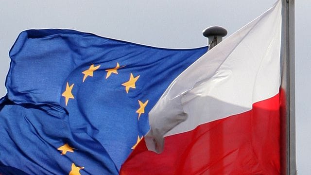 Die Flaggen der Europäischen Union und von Polen wehen am deutsch-polnischen Grenzübergang in Frankfurt (Oder). Die Flaggen der Europäischen Union und von Polen wehen am deutsch-polnischen Grenzübergang in Frankfurt (Oder).